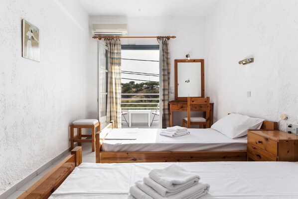 Habitación económica con 2 camas individuales | Escritorio, espacio para trabajar con laptop y cortinas blackout 