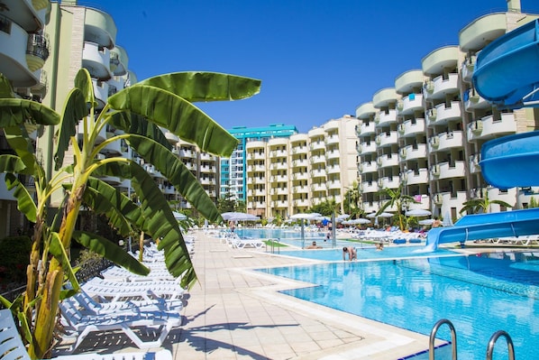 2 piscines extérieures, parasols de plage, chaises longues