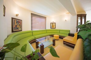 Coin salon dans le hall