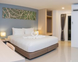 Minibar, desk, free WiFi