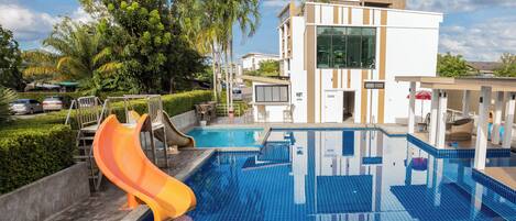 Außenpool, Sonnenschirme