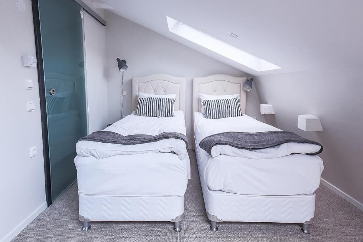 Klassieke Twin kamer, 2 eenpersoonsbedden | Een bureau, verduisterende gordijnen, gratis wifi, beddengoed