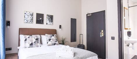 Bureau, rideaux occultants, Wi-Fi gratuit, draps fournis