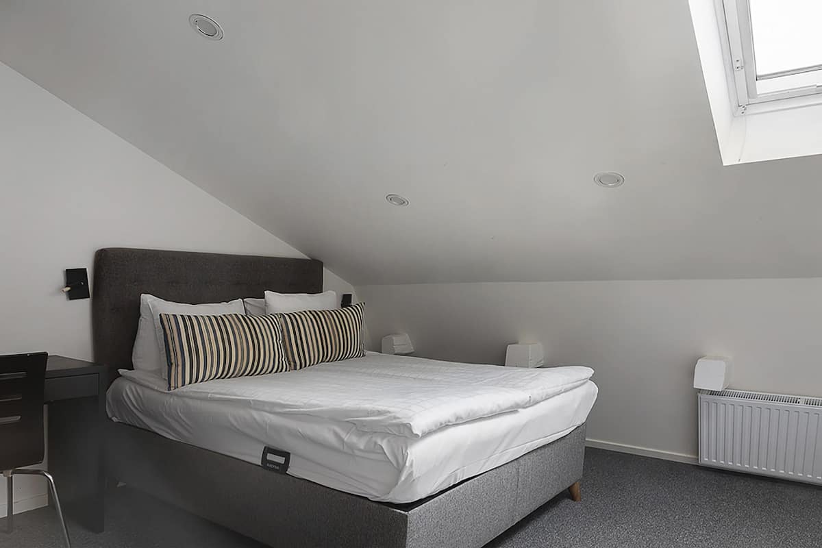 Escritorio, cortinas blackout, wifi gratis y ropa de cama