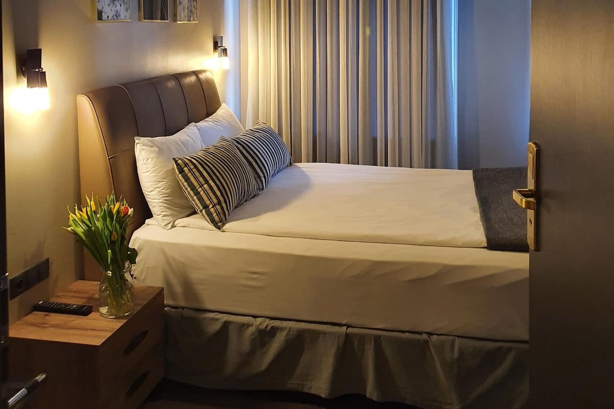 Comfort tweepersoonskamer, 1 tweepersoonsbed | Een bureau, verduisterende gordijnen, gratis wifi, beddengoed