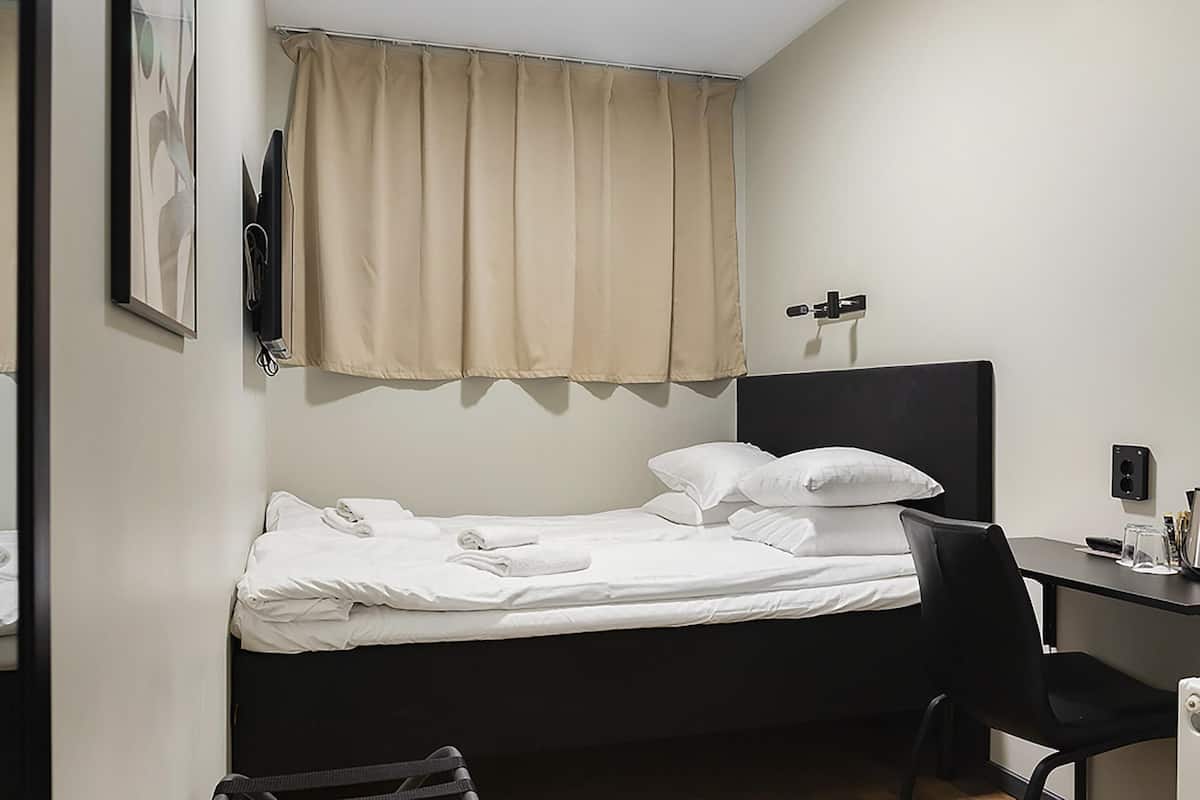 Escritorio, cortinas blackout, wifi gratis y ropa de cama