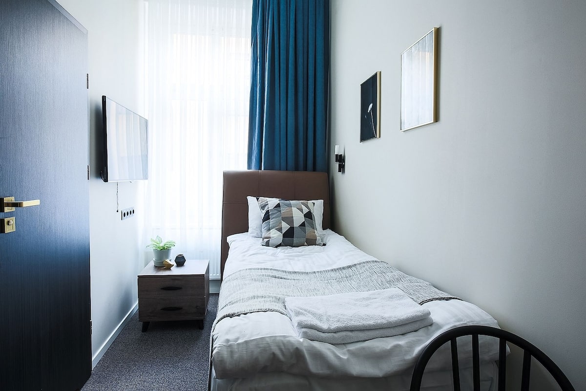 Economy eenpersoonskamer | Een bureau, verduisterende gordijnen, gratis wifi, beddengoed