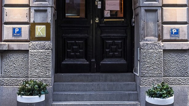 The entrance to Hötorget Hotel/Hostel with a black double door, steps leading up to it, and two potted plants on either side. - Hotel Hotorget, BW Signature Collection (Stockholm)