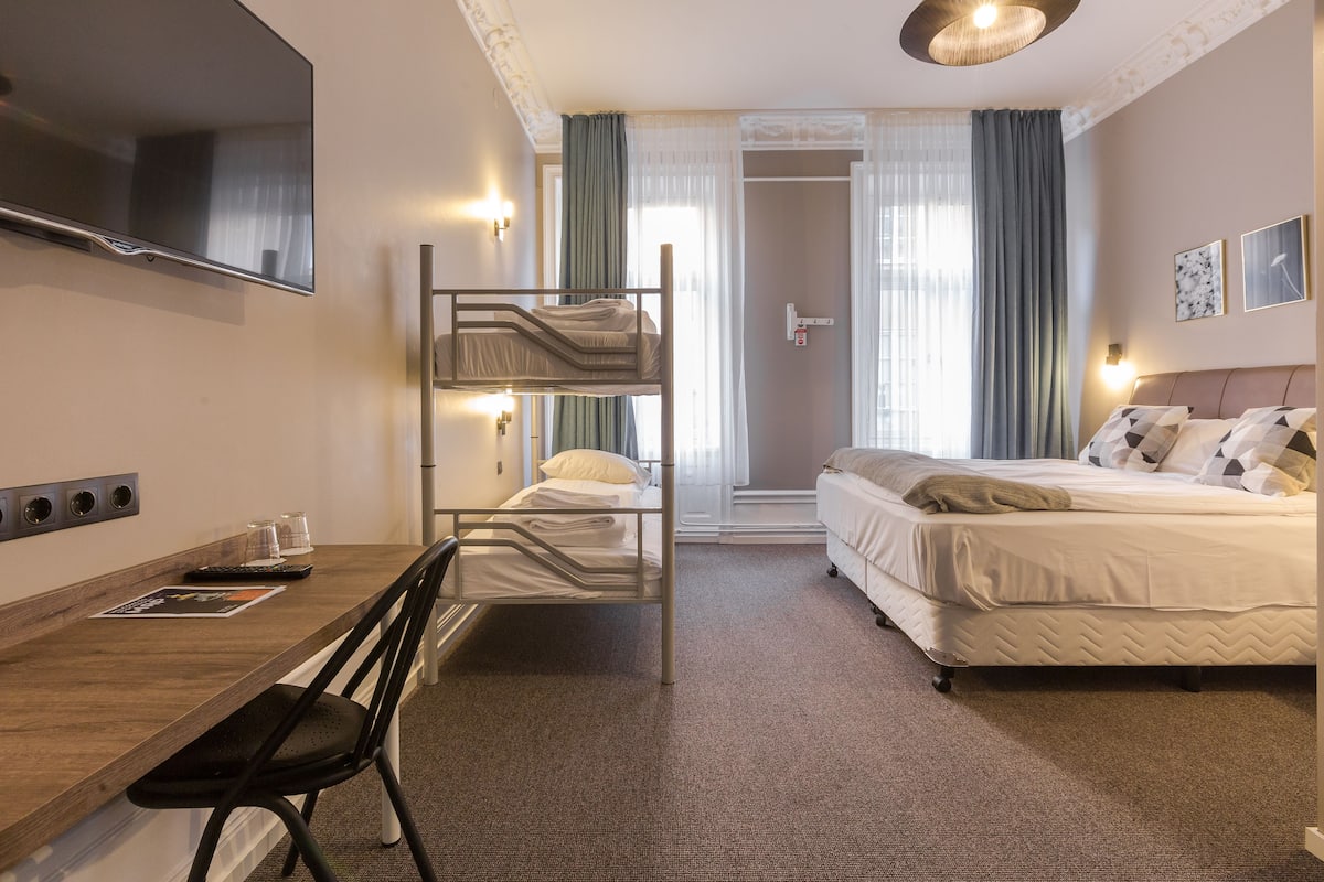 Familie vierpersoonskamer | Een bureau, verduisterende gordijnen, gratis wifi, beddengoed