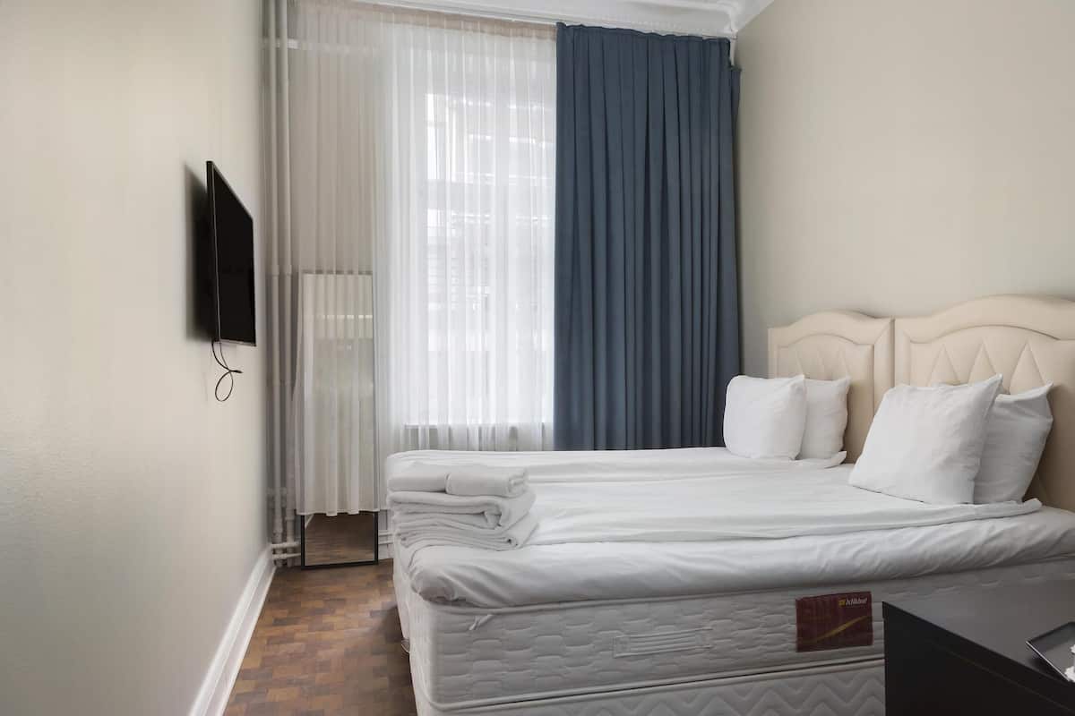 Escritorio, cortinas blackout, wifi gratis y ropa de cama