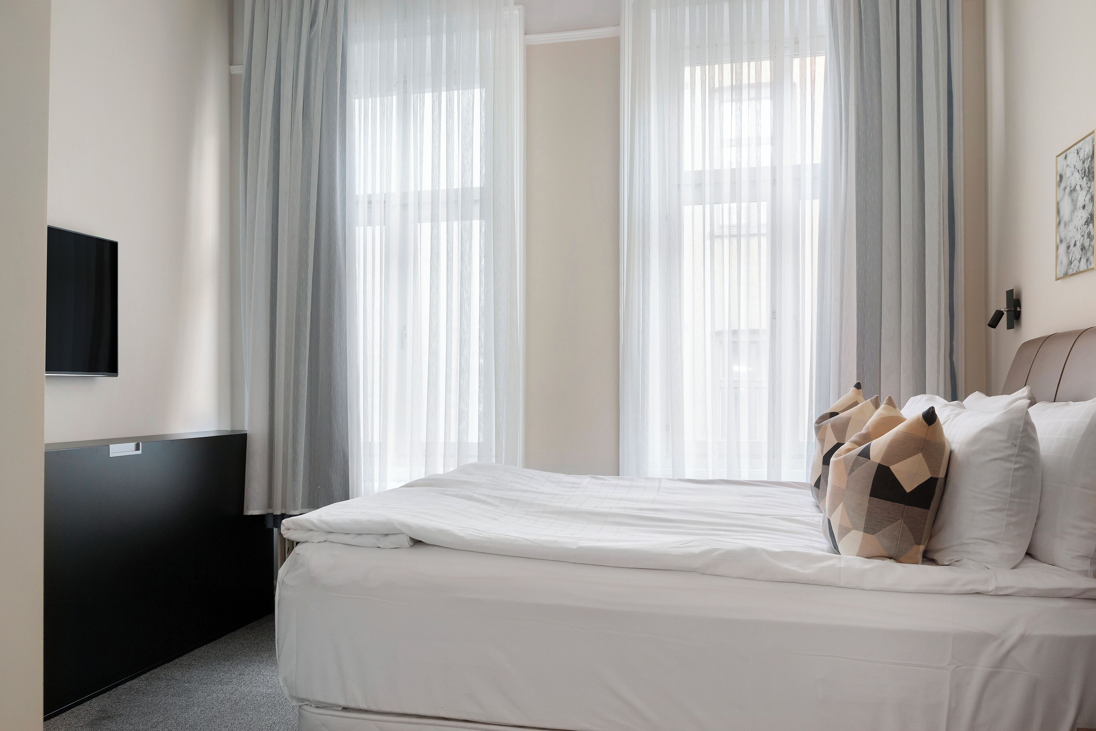 Family Room, 1 Queen Bed, Non Smoking | Desk, blackout drapes, free WiFi, bed sheets