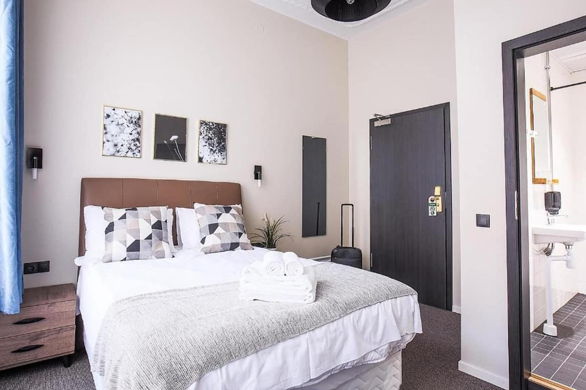 Escritorio, cortinas blackout, wifi gratis y ropa de cama