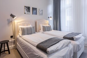 Habitación superior con 2 camas individuales | Escritorio, cortinas opacas, wifi gratis y ropa de cama