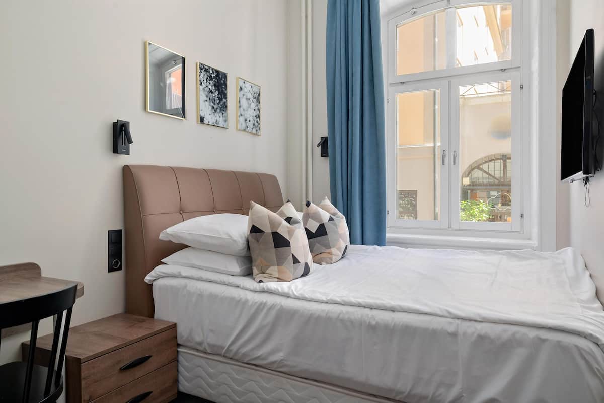 Standard Room, 1 Double Bed, Non Smoking | Desk, blackout drapes, free WiFi, bed sheets
