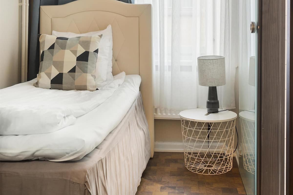 Escritorio, cortinas blackout, wifi gratis y ropa de cama