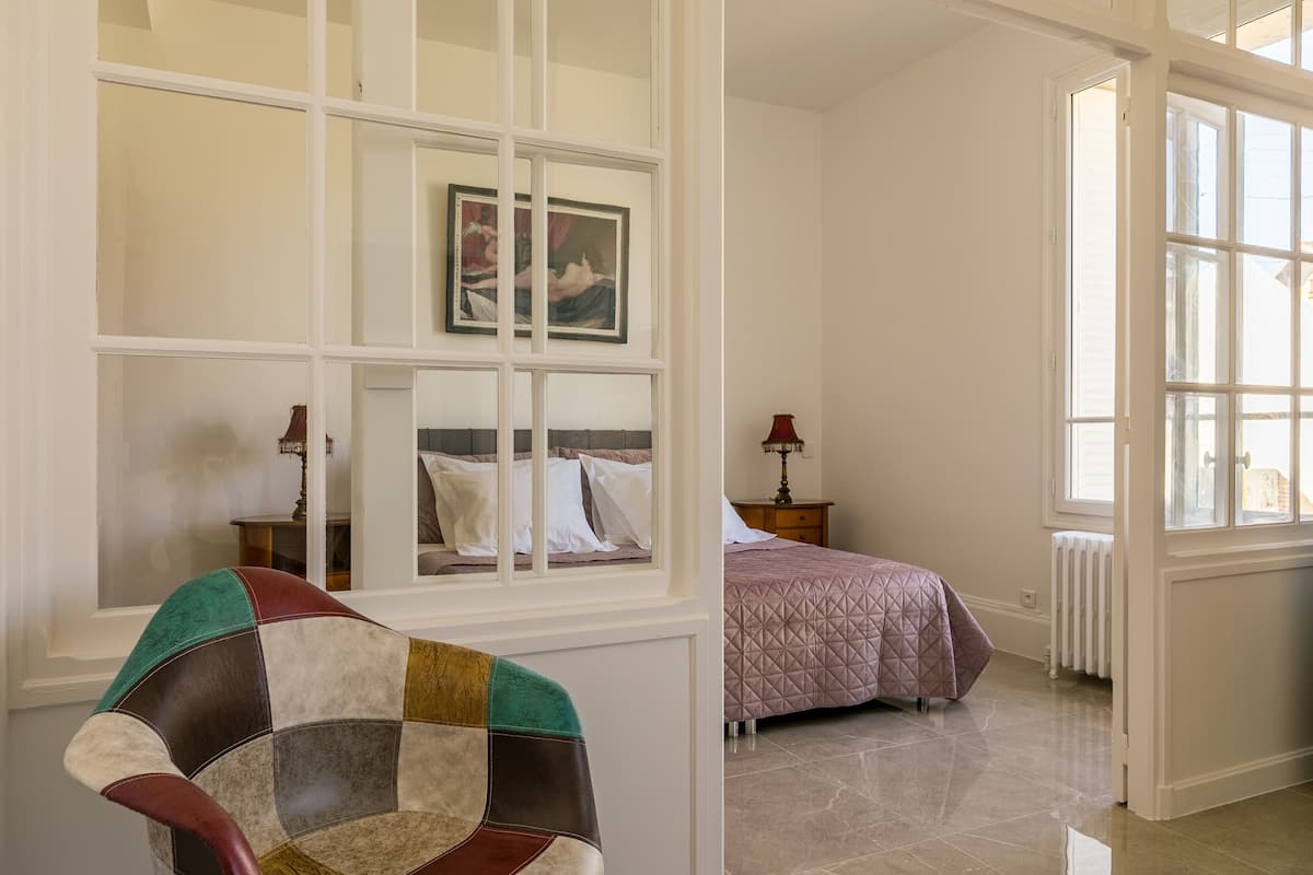 Deluxe Double Room, 1 King Bed, Non Smoking (Vélasquez) | 1 bedroom, premium bedding, minibar, laptop workspace
