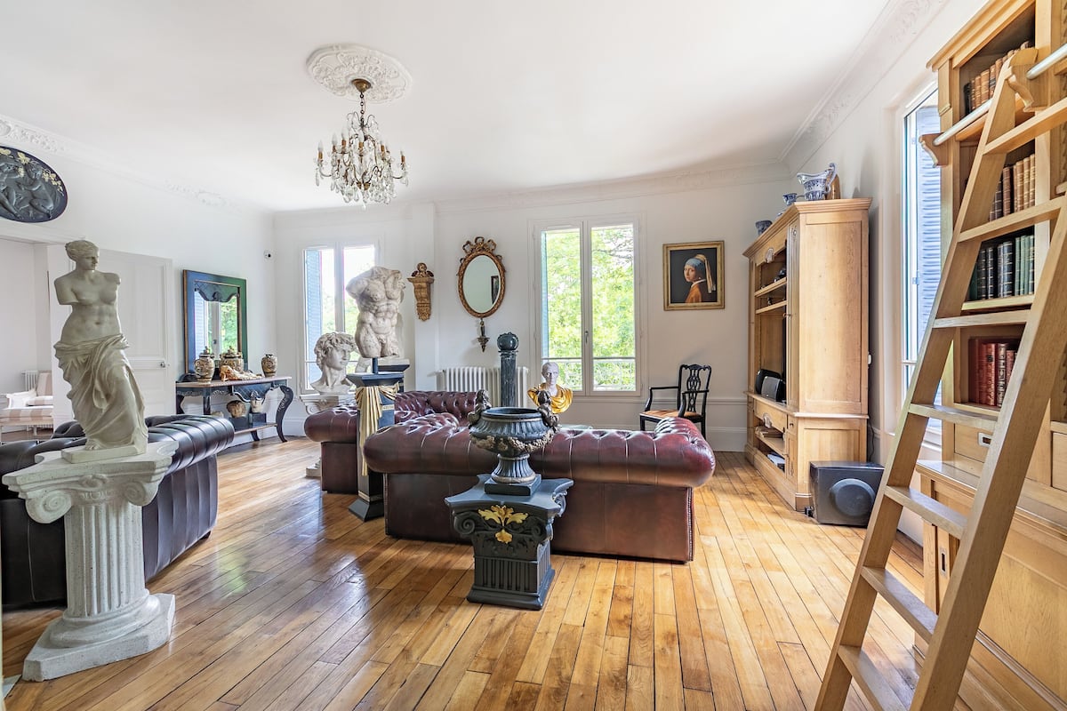 Luxe beddengoed, een minibar, een laptopwerkplek