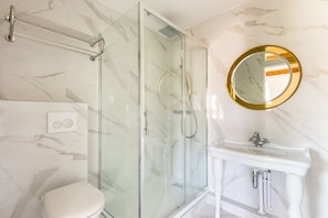 Deluxe Double Room, 1 King Bed, Non Smoking (Picasso) | Bathroom | Shower, free toiletries, hair dryer, bathrobes