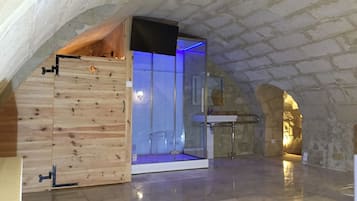 1 bedroom, premium bedding, minibar, laptop workspace