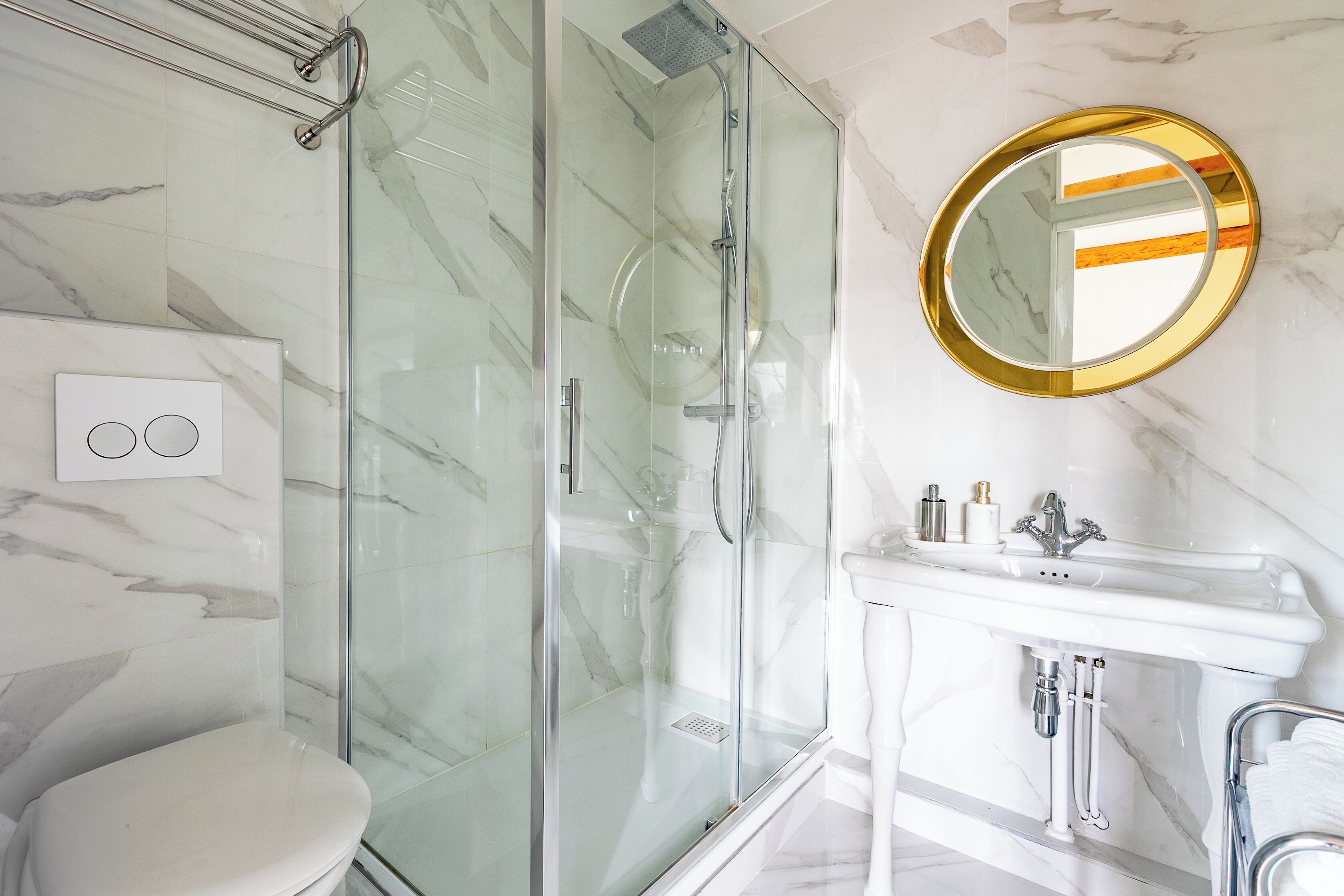 Superior-Doppelzimmer (Goya) | Badezimmer | Dusche, kostenlose Toilettenartikel, Haartrockner, Bademäntel