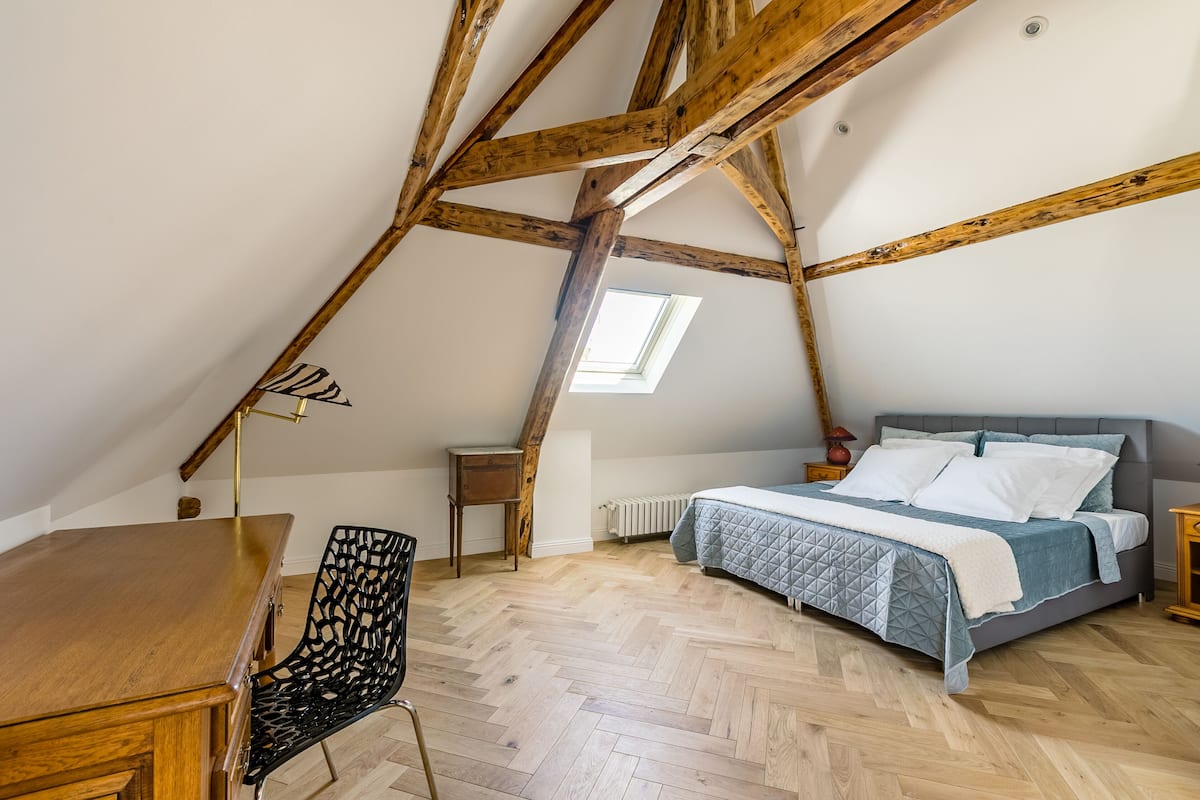 Deluxe Double Room, 1 King Bed, Non Smoking (Picasso) | 1 bedroom, premium bedding, minibar, laptop workspace
