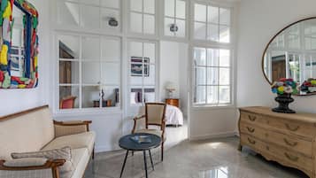 Luxe beddengoed, een minibar, een laptopwerkplek