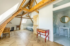 Deluxe tweepersoonskamer, 1 kingsize bed, niet-roken (Picasso) | Luxe beddengoed, een minibar, een laptopwerkplek