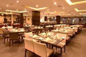 2 restaurants; breakfast, lunch, and dinner served
