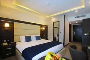 มินิบาร์ฟรี, ตู้นิรภัยในห้องพัก, โต๊ะทำงาน, ห้องเก็บเสียง