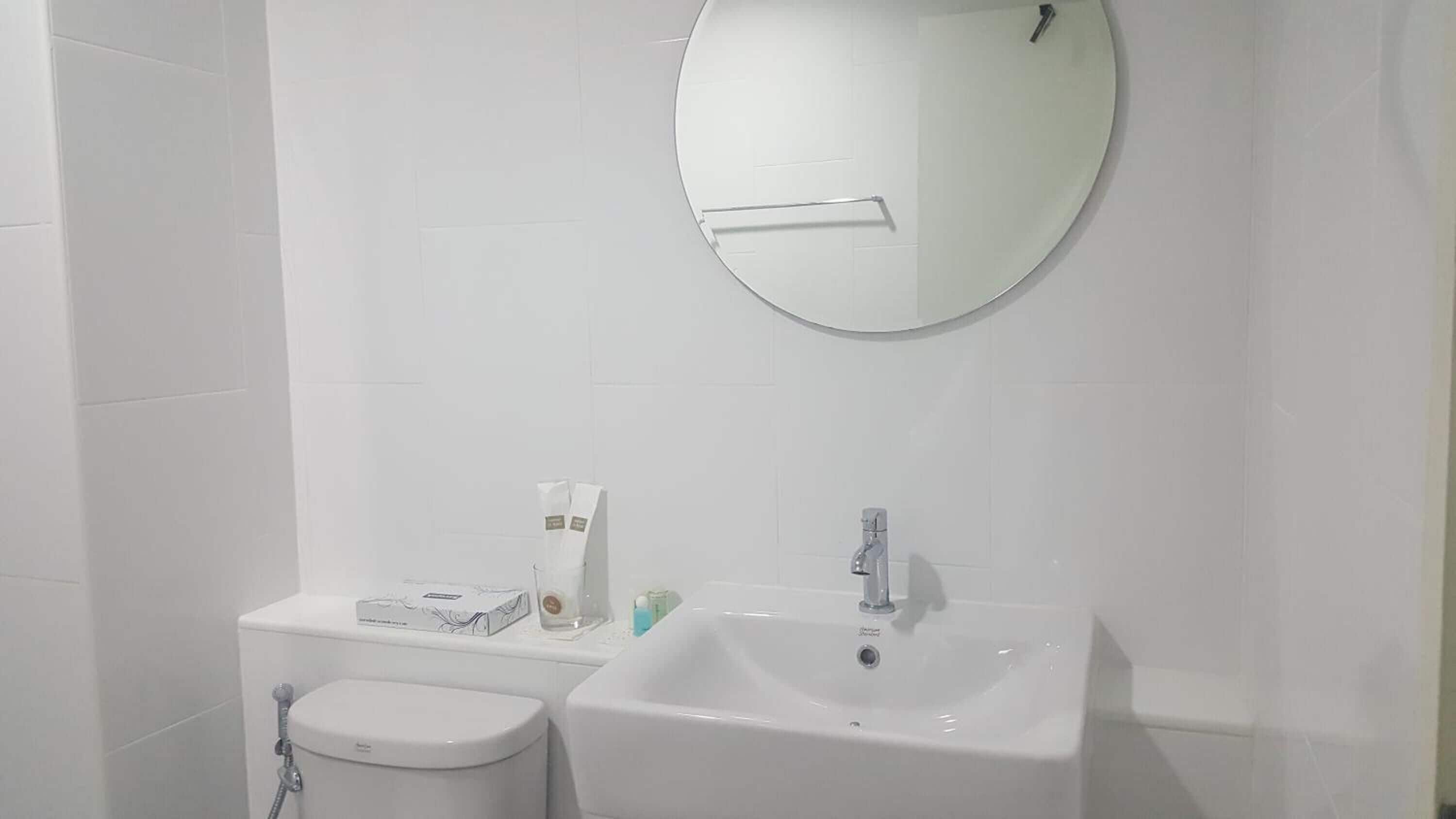 shower, free toiletries, towels