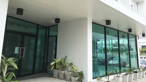 Um edifício com uma placa indicando 