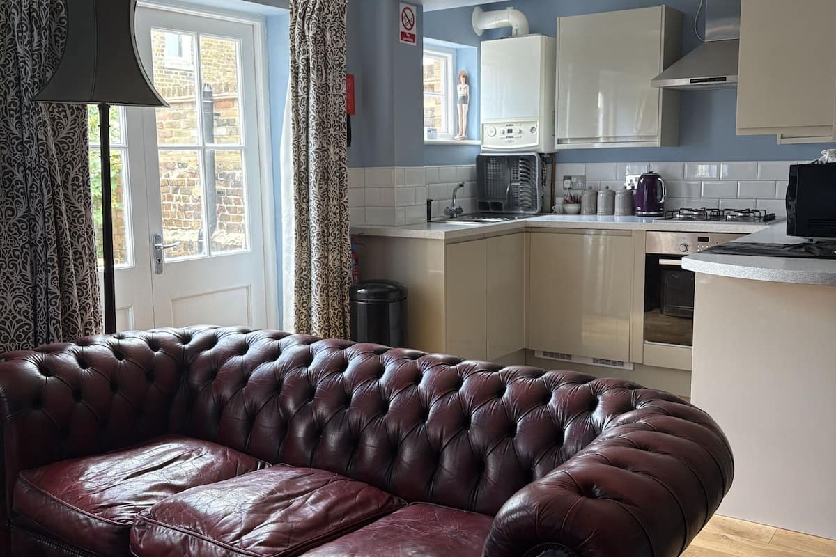 apartment, private bathroom (room 9) | lounge