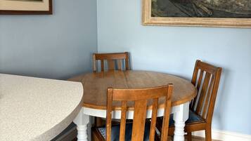 Apartment, Private Bathroom (Room 9) | Dining