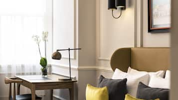 Deluxe-Suite | Hochwertige Bettwaren, Daunenbettdecken, Minibar, Schreibtisch