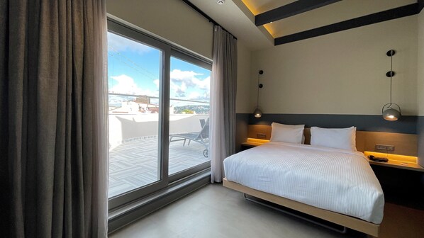 Premium bedding, down duvets, minibar, desk - New Bosphorus Hotel (Istanbul)