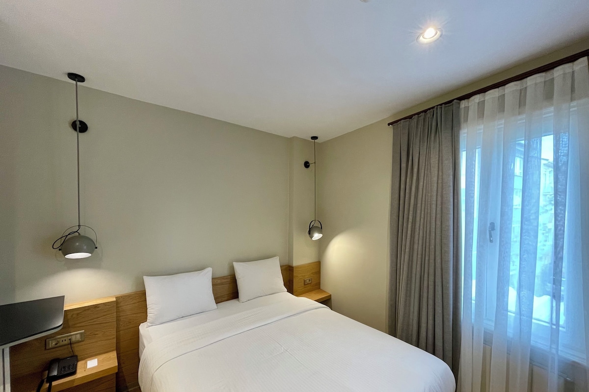 Premium bedding, down duvets, minibar, desk