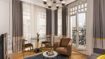 Phòng Suite Junior | Bộ đồ giường cao cấp, chăn bông, minibar, bàn