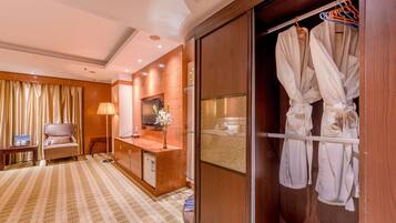 Deluxe Double Room | Tilam berlapik, item bar mini percuma, meja, langsir/tirai gelap terus