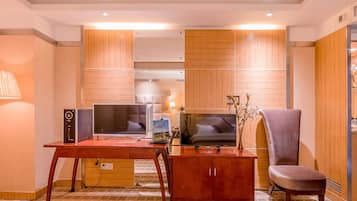 Deluxe Single Room | Ruang tamu | 34 inci televisyen dengan kabel, komputer, filem tayangan pertama