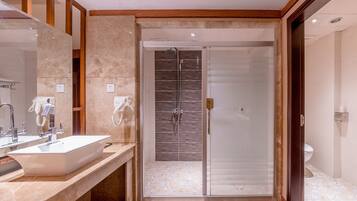 Shower, rainfall showerhead, free toiletries, hair dryer