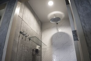 Bathroom shower - Yoo Yen Pen Sook Hostel (Bangkok)