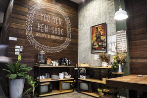 Lobby lounge - Yoo Yen Pen Sook Hostel (Bangkok)