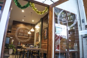 Lobby sitting area - Yoo Yen Pen Sook Hostel (Bangkok)