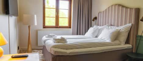 Desk, blackout drapes, free WiFi, bed sheets