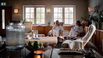 Salas de tratamiento para parejas, un sauna, una bañera de hidromasaje