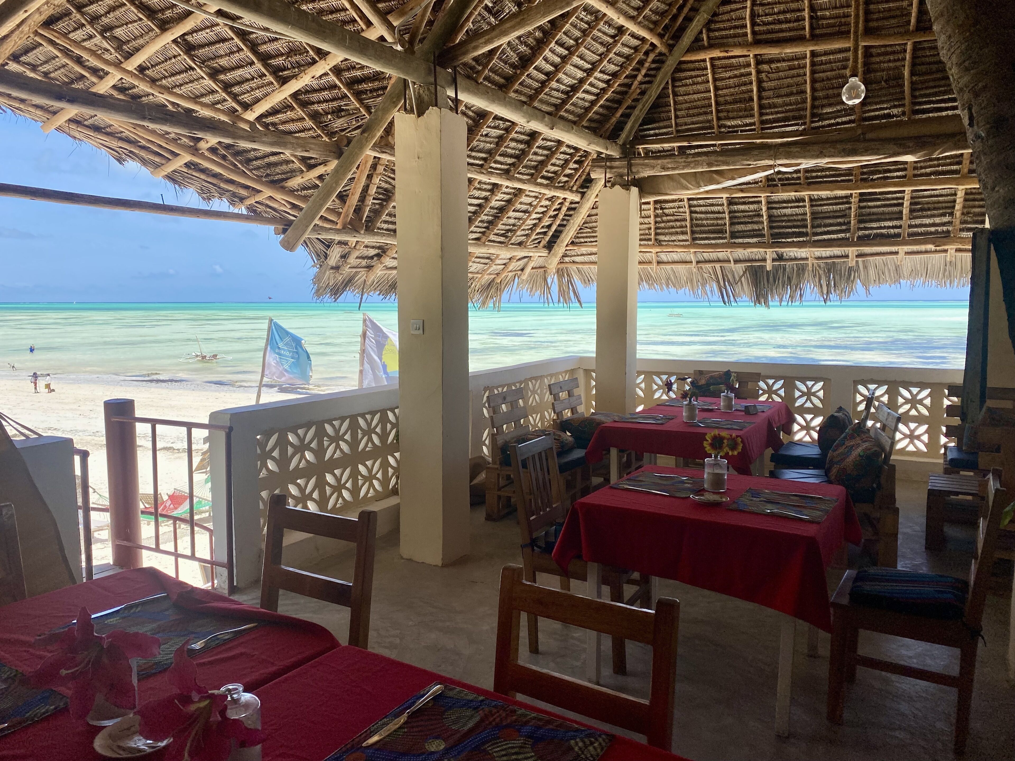 2 restaurantes; se sirven desayunos y cocina local e internacional 