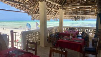 2 restaurantes; se sirven desayunos y cocina local e internacional