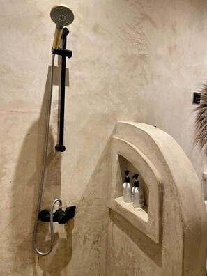 Familienzimmer | Badezimmer | Dusche, Handtücher
