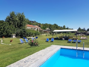 Seasonal outdoor pool, pool umbrellas, pool loungers - B&B La Crota (Asti)