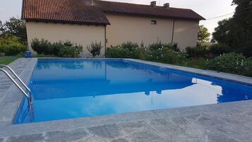 Piscina stagionale all'aperto, ombrelloni da piscina, lettini